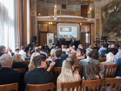 Nejdražší českou známku jsme dražili v Obecním domě | Příjem materiálu do aukce